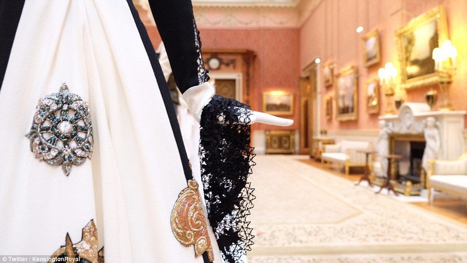  Η Αννα Γουίντορ συνάντησε την Κέιτ Μίντλετον και έκανε κάτι που κάνει εξαιρετικά σπάνια -Καλεσμένη στο παλάτι [εικόνες] | iefimerida.gr 7