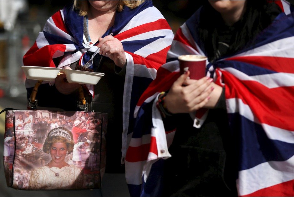 Είναι τρελοί αυτοί οι Βρετανοί: Περιμένουν μέρες στον δρόμο να γεννήσει η Κέιτ Μίντλετον [εικόνες] | iefimerida.gr 5