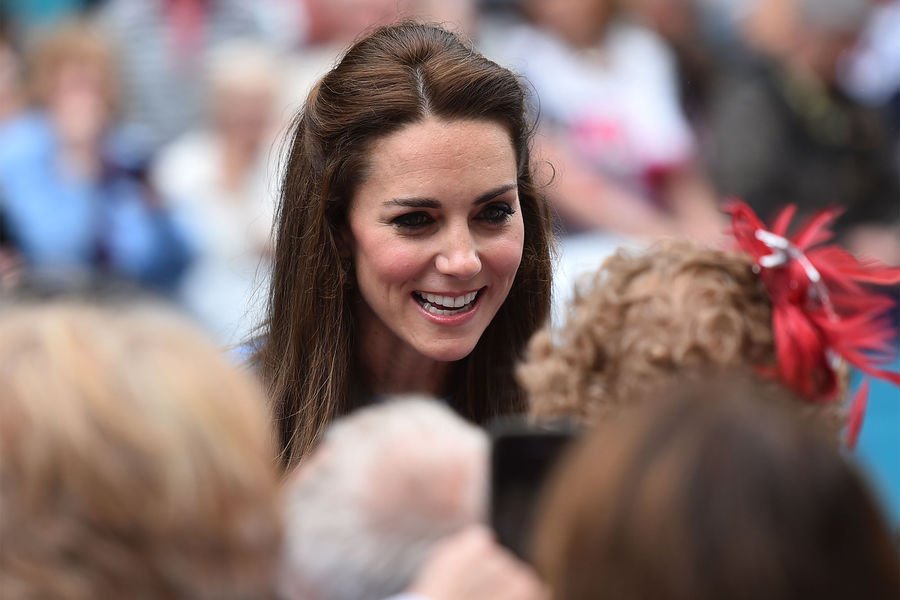 Kέιτ και Γουίλιαμ κατέβηκαν να χαιρετήσουν το λαό –Λίγο επίπλαστα τα χαμόγελα [εικόνες] | iefimerida.gr 16