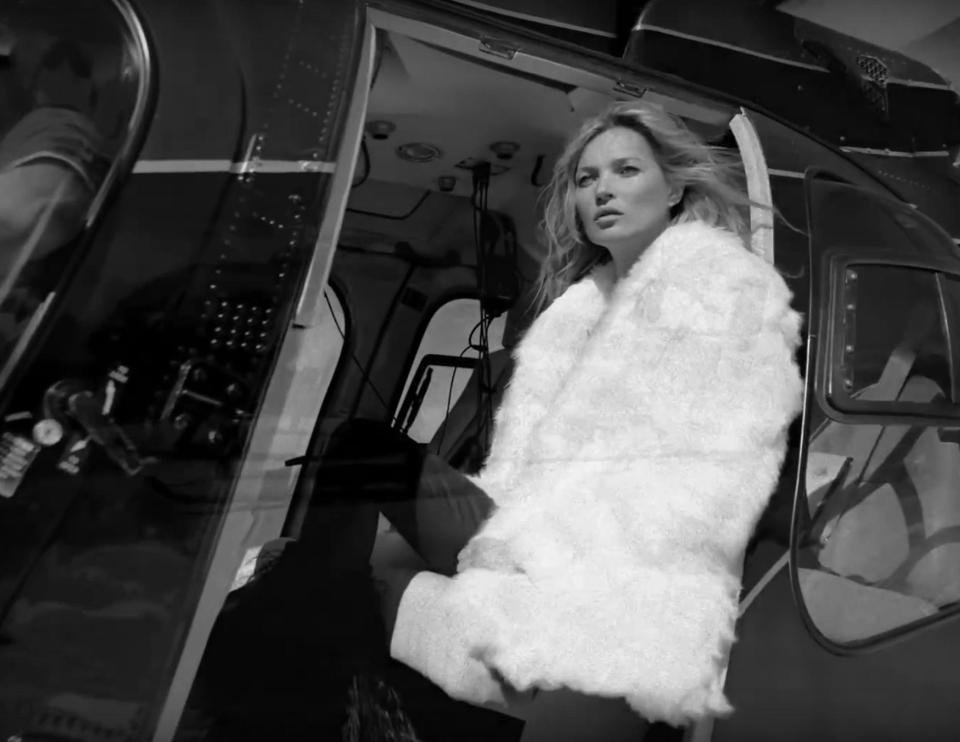 Η Κέιτ Μος ξυπνά φαντασιώσεις- Τόπλες σε ελικόπτερο [εικόνες] | iefimerida.gr 2