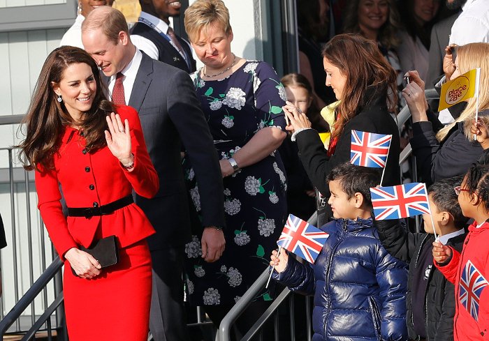 «Εσπασε» η Μέγκαν Μαρκλ το βασιλικό πρωτόκολλο; -Στην εμφάνισή της στο πλευρό του πρίγκιπα Χάρι [εικόνες]  | iefimerida.gr 3