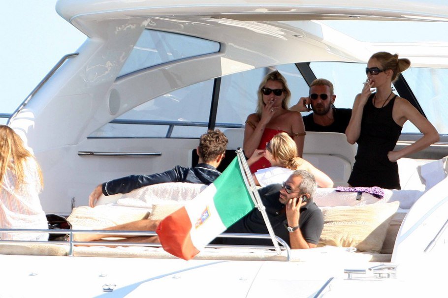 Διάσημοι στο κατάστρωμα -Πώς «σκοτώνουν» το χρόνο τους οι σταρ στις βόλτες με υπερπολυτελείς θαλαμηγούς [εικόνες] | iefimerida.gr 8