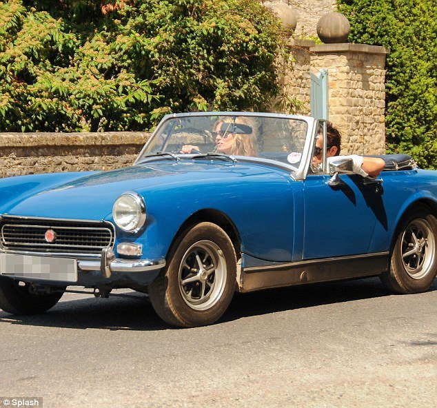 Οι γυναίκες που οδηγούν vintage αμάξια είναι σέξι- Η Kendall Jenner και άλλες διάσημες το αποδεικνύουν [εικόνες] | iefimerida.gr 2