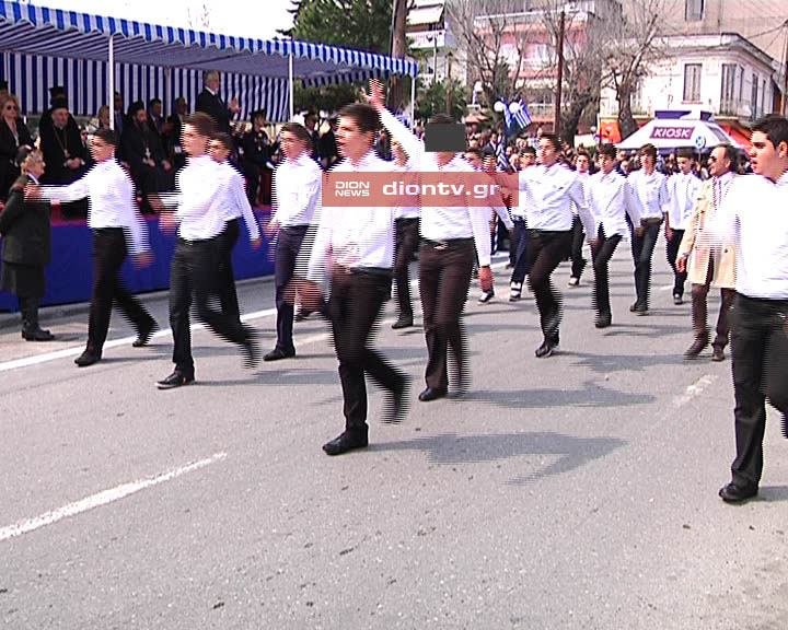 Πολλές μούντζες στις μαθητικές παρελάσεις [εικόνες] | iefimerida.gr 0