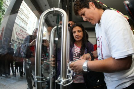 Κατάληψη στο υπουργείο Οικονομικών -Οι καθαρίστριες άφησαν τα ΜΑΤ έξω και κλειδώθηκαν στο κτίριο [εικόνες] | iefimerida.gr 0