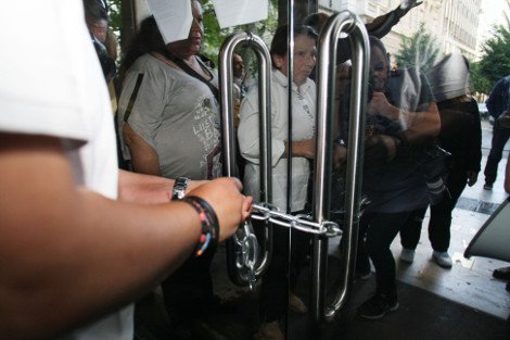 Κατάληψη στο υπουργείο Οικονομικών -Οι καθαρίστριες άφησαν τα ΜΑΤ έξω και κλειδώθηκαν στο κτίριο [εικόνες] | iefimerida.gr 1