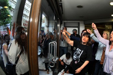 Κατάληψη στο υπουργείο Οικονομικών -Οι καθαρίστριες άφησαν τα ΜΑΤ έξω και κλειδώθηκαν στο κτίριο [εικόνες] | iefimerida.gr 2