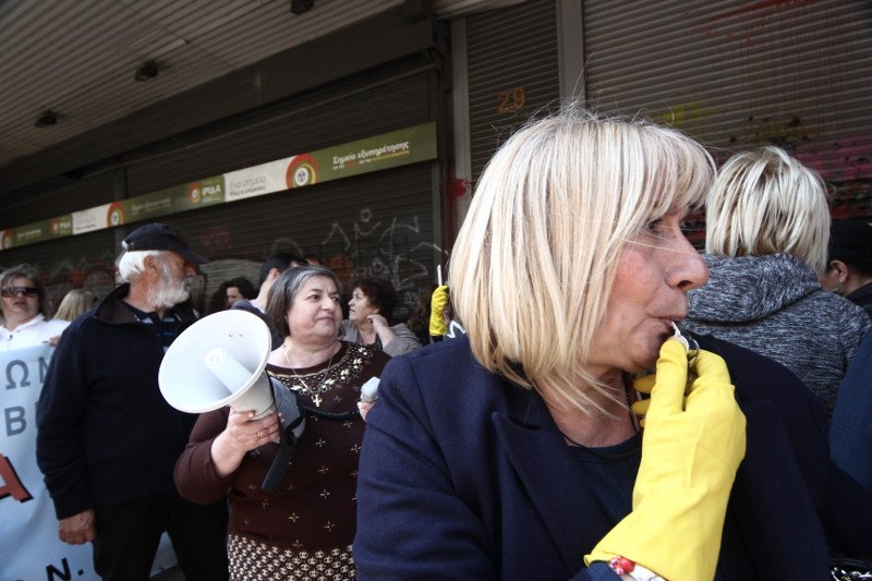 Συγκέντρωση διαμαρτυρίας στο υπουργείο Εσωτερικών από τις σχολικές καθαρίστριες [εικόνες] | iefimerida.gr 1