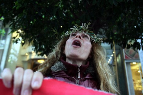 Oι καθαρίστριες έξω από το υπουργείο Οικονομικών έβαλαν «αγκάθινα» στεφάνια – Το συγκλονιστικό τους σύνθημα [εικόνες&βίντεο] | iefimerida.gr 2