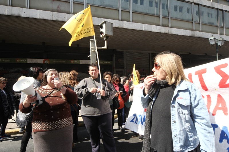 Συγκέντρωση διαμαρτυρίας στο υπουργείο Εσωτερικών από τις σχολικές καθαρίστριες [εικόνες] | iefimerida.gr 3