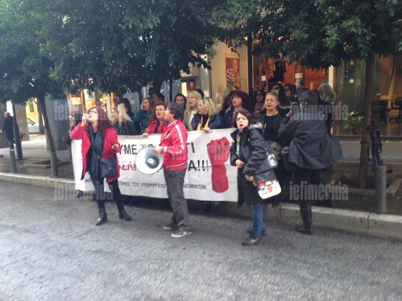  Στο ΥΠΟΙΚ ξανά οι καθαρίστριες -Προσπάθησαν να αιφνιδιάσουν τους αστυνομικούς [εικόνες] | iefimerida.gr 0