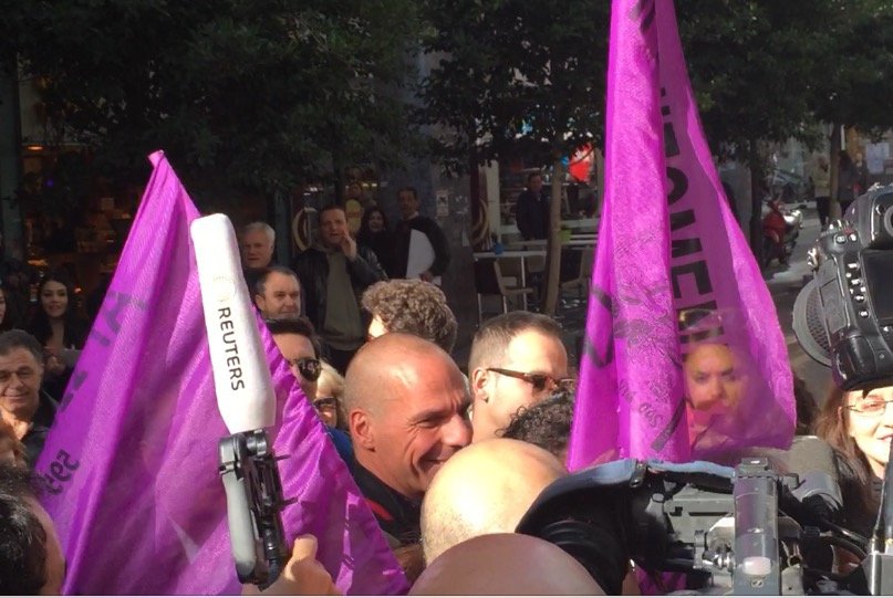  Οι καθαρίστριες του ΥΠΟΙΚ πανηγυρίζουν -Επαναπροσλαμβάνονται [εικόνες & βίντεο] | iefimerida.gr 0