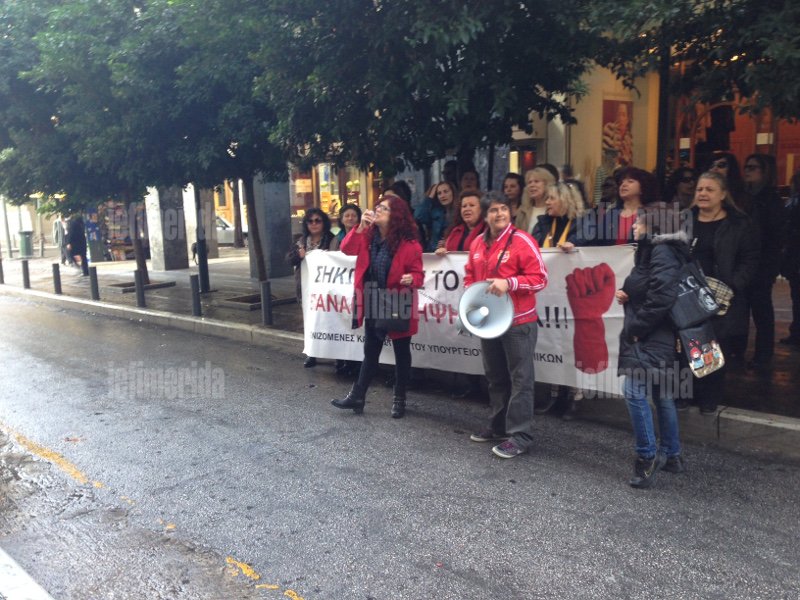  Στο ΥΠΟΙΚ ξανά οι καθαρίστριες -Προσπάθησαν να αιφνιδιάσουν τους αστυνομικούς [εικόνες] | iefimerida.gr 1