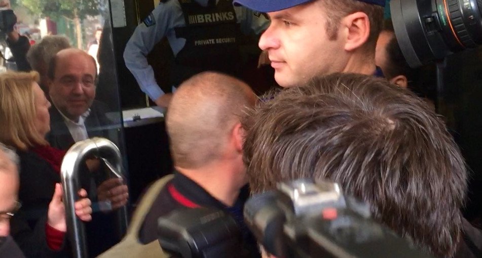  Οι καθαρίστριες του ΥΠΟΙΚ πανηγυρίζουν -Επαναπροσλαμβάνονται [εικόνες & βίντεο] | iefimerida.gr 1