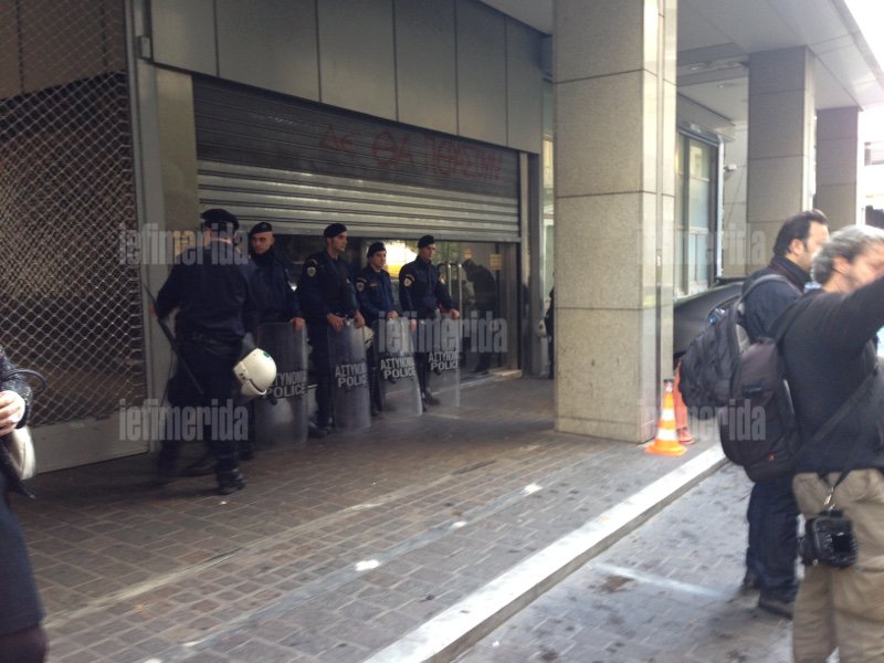  Στο ΥΠΟΙΚ ξανά οι καθαρίστριες -Προσπάθησαν να αιφνιδιάσουν τους αστυνομικούς [εικόνες] | iefimerida.gr 2