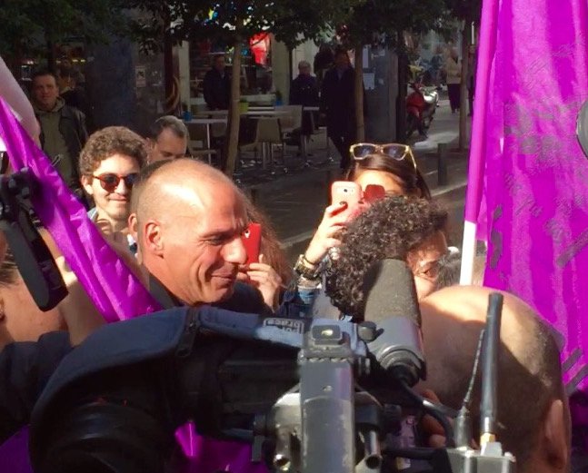  Οι καθαρίστριες του ΥΠΟΙΚ πανηγυρίζουν -Επαναπροσλαμβάνονται [εικόνες & βίντεο] | iefimerida.gr 2