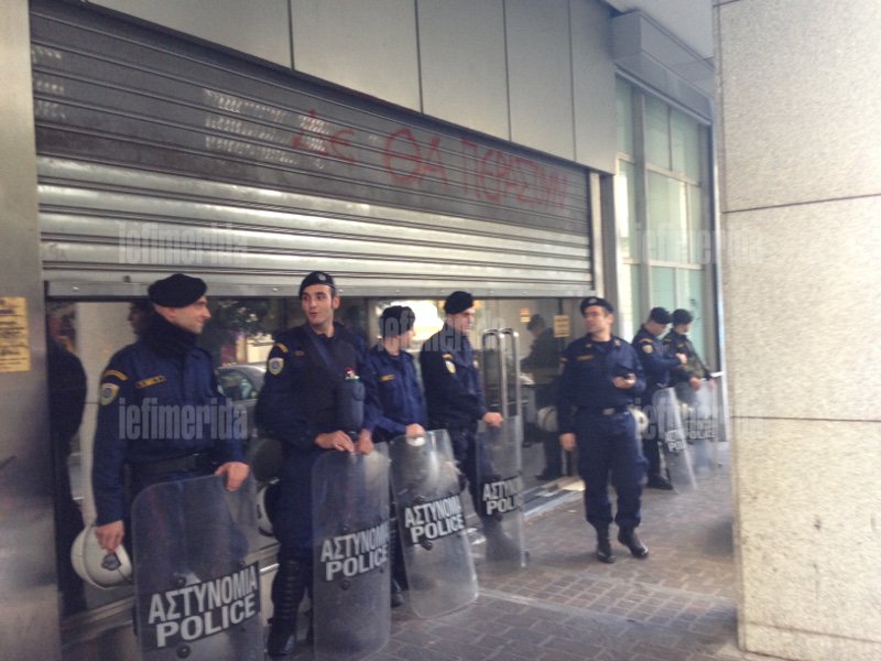  Στο ΥΠΟΙΚ ξανά οι καθαρίστριες -Προσπάθησαν να αιφνιδιάσουν τους αστυνομικούς [εικόνες] | iefimerida.gr 3