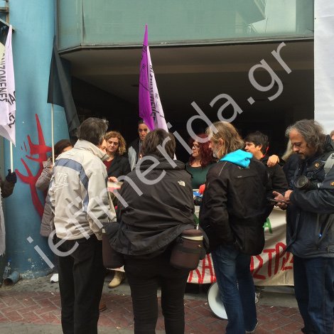  Μπλόκο από τις καθαρίστριες του ΥΠΟΙΚ σε Εφορία της Κυψέλης [εικόνα] | iefimerida.gr 0