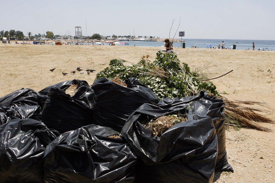 Καθαρές παραλίες στη Γλυφάδα για δημότες και επισκέπτες | iefimerida.gr 2