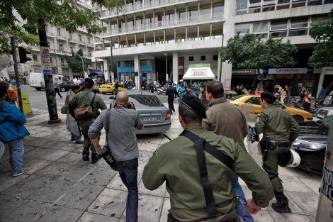 Εξαγριωμένες καθαρίστριες αποδοκίμασαν την Τρόικα - Φυγαδεύτηκαν από μυστική έξοδο του ΥΠΟΙΚ οι Τόμσεν και Μορς [εικόνες] | iefimerida.gr 3