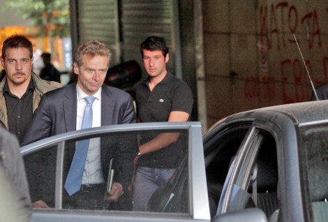 Εξαγριωμένες καθαρίστριες αποδοκίμασαν την Τρόικα - Φυγαδεύτηκαν από μυστική έξοδο του ΥΠΟΙΚ οι Τόμσεν και Μορς [εικόνες] | iefimerida.gr 2