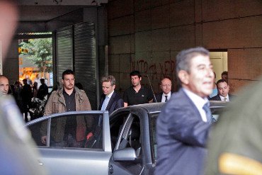 Εξαγριωμένες καθαρίστριες αποδοκίμασαν την Τρόικα - Φυγαδεύτηκαν από μυστική έξοδο του ΥΠΟΙΚ οι Τόμσεν και Μορς [εικόνες] | iefimerida.gr 1