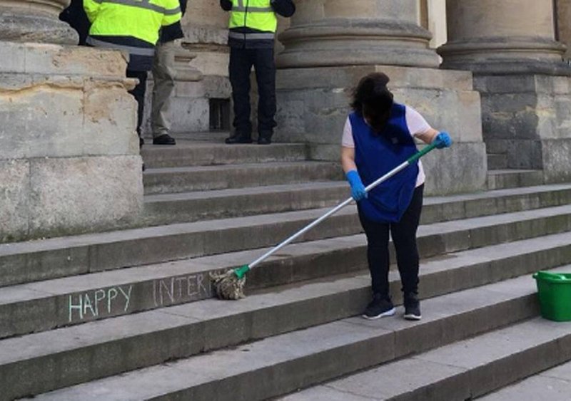 Καθαρίστρια διαγράφει γκράφιτι για την Παγκόσμια Ημέρα της Γυναίκας -Η Οξφόρδη ζήτησε συγγνώμη [εικόνα] | iefimerida.gr 0