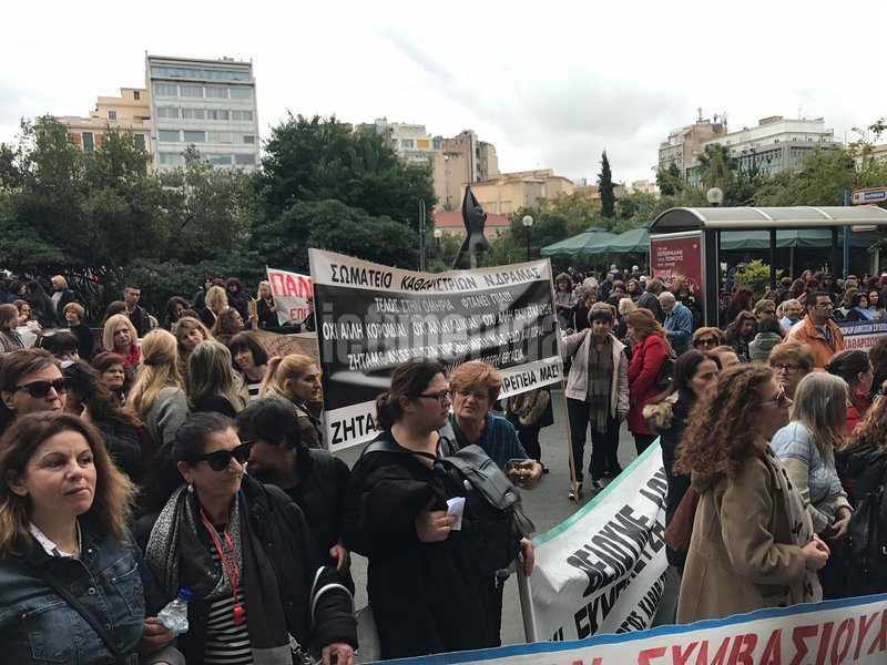 Κλιμακώνοντας των αγώνα τους, μάλιστα, πραγματοποιούν 48ωρη απεργία και νωρίτερα προηγήθηκε πορεία από τα γραφεία της Ομοσπονδίας τους, στην πλατεία Καραϊσκάκη.