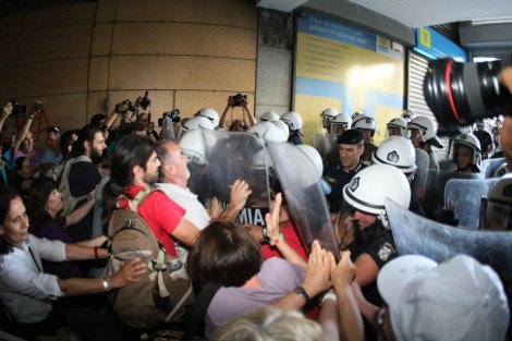 Ξύλο στο υπουργείο Οικονομικών -Τα ΜΑΤ απώθησαν τις καθαρίστριες που ετοίμαζαν υποδοχή στον Γκίκα Χαρδούβελη [εικόνες] | iefimerida.gr 0