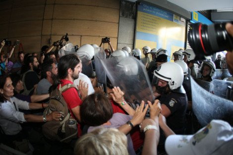 Ξύλο στο υπουργείο Οικονομικών -Τα ΜΑΤ απώθησαν τις καθαρίστριες που ετοίμαζαν υποδοχή στον Γκίκα Χαρδούβελη [εικόνες] | iefimerida.gr 1