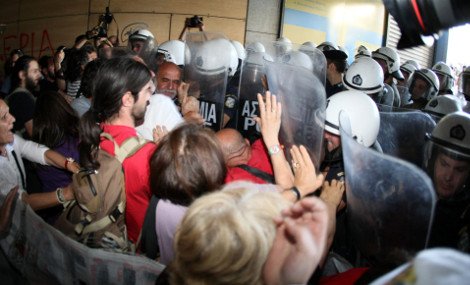 Ξύλο στο υπουργείο Οικονομικών -Τα ΜΑΤ απώθησαν τις καθαρίστριες που ετοίμαζαν υποδοχή στον Γκίκα Χαρδούβελη [εικόνες] | iefimerida.gr 2