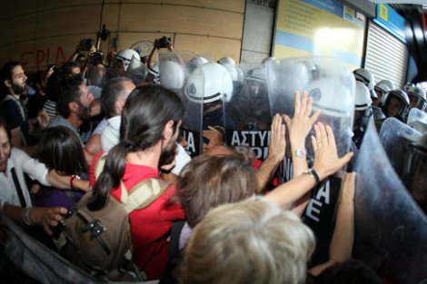 Ξύλο στο υπουργείο Οικονομικών -Τα ΜΑΤ απώθησαν τις καθαρίστριες που ετοίμαζαν υποδοχή στον Γκίκα Χαρδούβελη [εικόνες] | iefimerida.gr 3