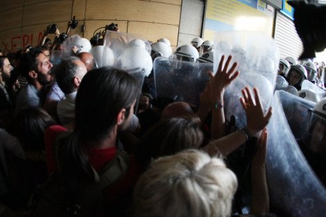 Ξύλο στο υπουργείο Οικονομικών -Τα ΜΑΤ απώθησαν τις καθαρίστριες που ετοίμαζαν υποδοχή στον Γκίκα Χαρδούβελη [εικόνες] | iefimerida.gr 4