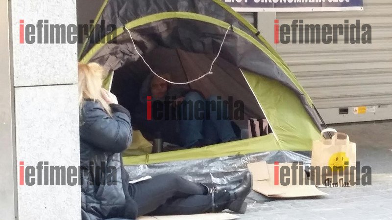 Καθαρίστριες έστησαν αντίσκηνα στην είσοδο του ΥΠΟΙΚ -Ζητούν την επαναπρόσληψή τους [εικόνες] | iefimerida.gr 1