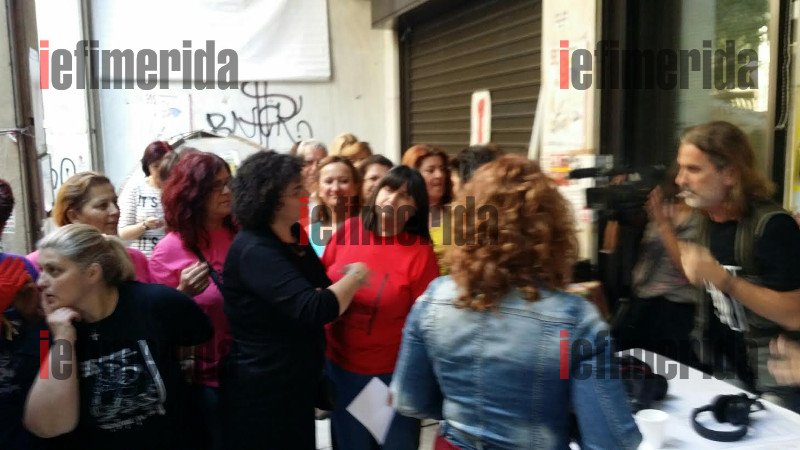 Οι καθαρίστριες γιορτάζουν την επαναπρόσληψή τους -Φιέστα με υπουργούς και ζωντανή εκπομπή του ρ/σ «Στο Κόκκινο» [εικόνες] | iefimerida.gr 0