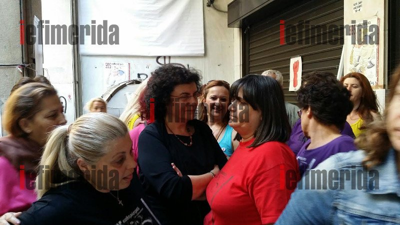 Οι καθαρίστριες γιορτάζουν την επαναπρόσληψή τους -Φιέστα με υπουργούς και ζωντανή εκπομπή του ρ/σ «Στο Κόκκινο» [εικόνες] | iefimerida.gr 1