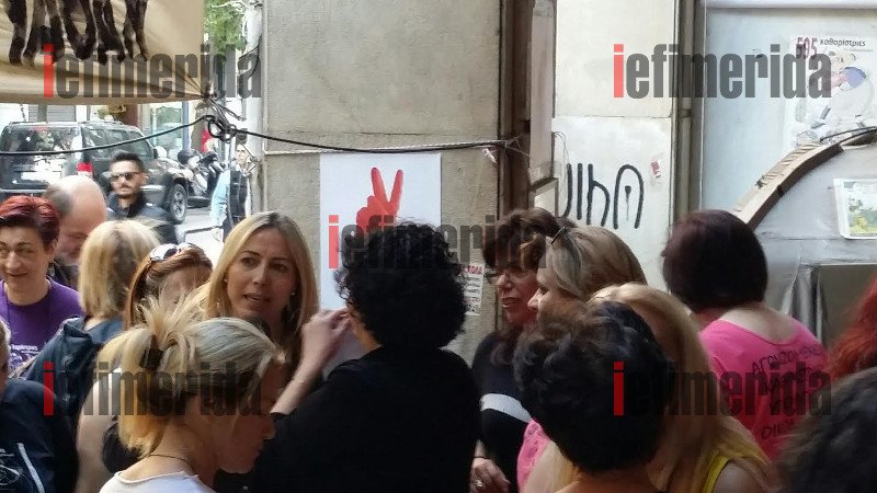 Οι καθαρίστριες γιορτάζουν την επαναπρόσληψή τους -Φιέστα με υπουργούς και ζωντανή εκπομπή του ρ/σ «Στο Κόκκινο» [εικόνες] | iefimerida.gr 2