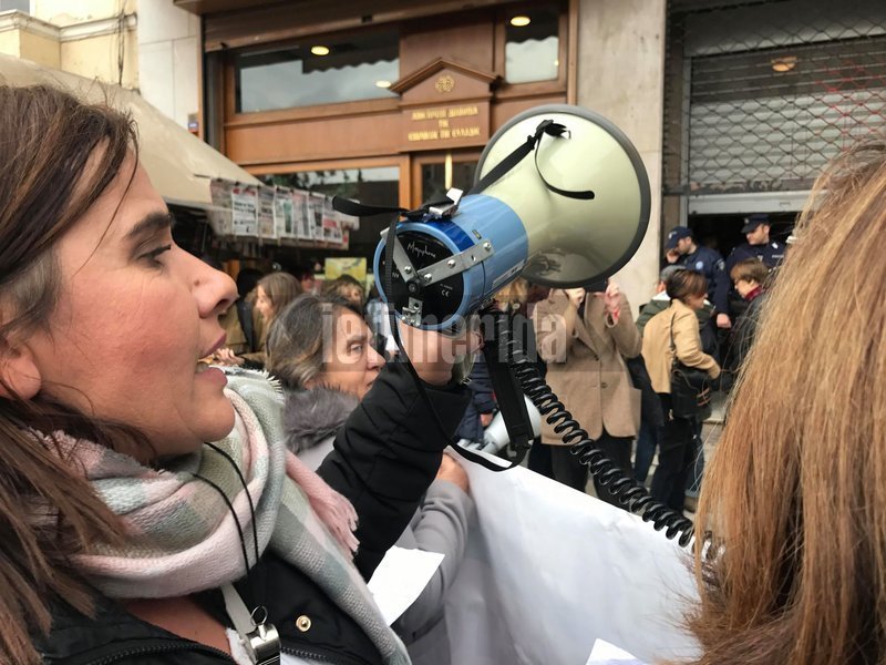 Οι περίπου 200 συγκεντρωμένες καθαρίστριες φώναξαν συνθήματα και ανήρτησαν πανό, ενώ υπενθύμισαν στους κυβερνώντες ότι οι εκλογές είναι κοντά!