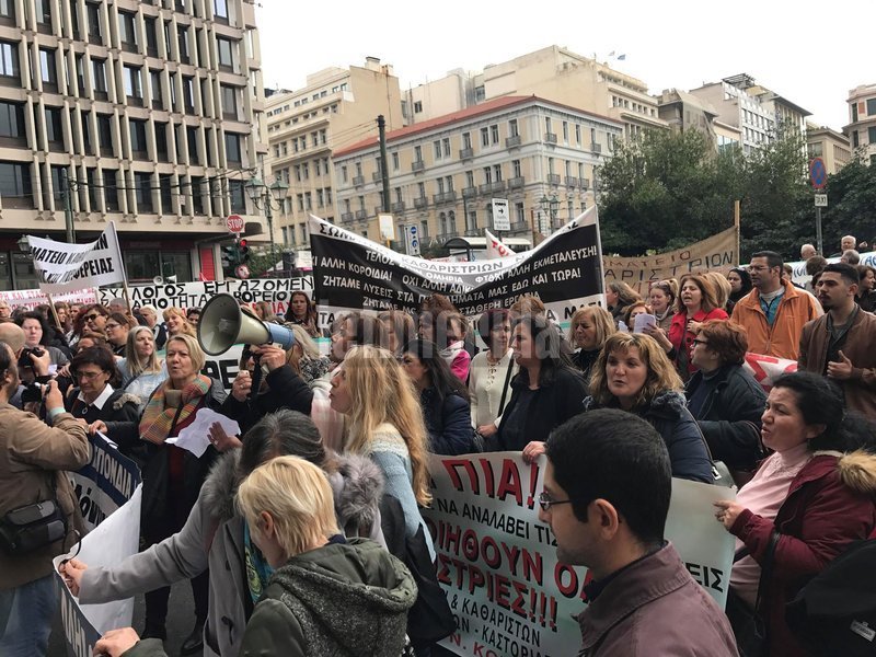 Ζητούν επίσης μονιμοποίηση όλων των εργαζομένων, χωρίς όρους και προϋποθέσεις, αξιοπρεπείς αμοιβές και επαναφορά όλου του κλάδου στα Βαρέα και Ανθυγιεινά Επαγγέλματα (ΒΑΕ).