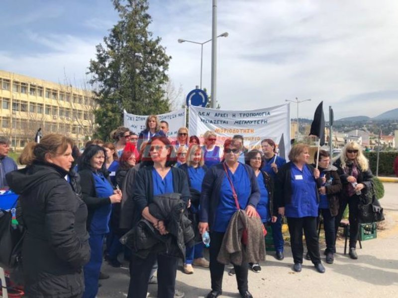 Πάτρα: Διαμαρτυρία συμβασιούχων καθαριστριών με... σκούπες και κουβάδες [εικόνες & βίντεο] | iefimerida.gr 0