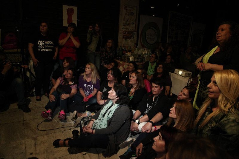 Καθαρίστριες ΥΠΟΙΚ: Παρέλαση υπουργών και ολονύχτιο γλέντι με ποτά, χορούς, τραγούδια καταμεσής του δρόμου [εικόνες] | iefimerida.gr 9