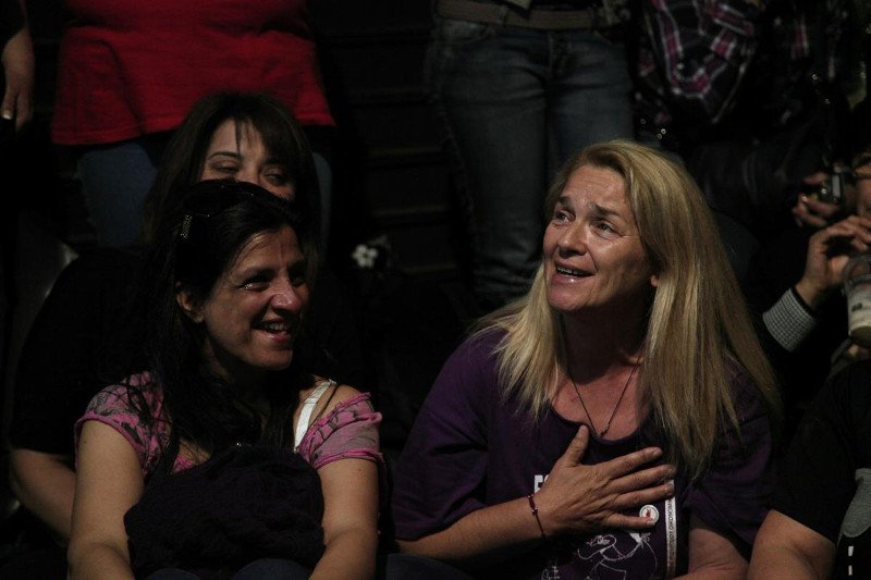 Καθαρίστριες ΥΠΟΙΚ: Παρέλαση υπουργών και ολονύχτιο γλέντι με ποτά, χορούς, τραγούδια καταμεσής του δρόμου [εικόνες] | iefimerida.gr 12