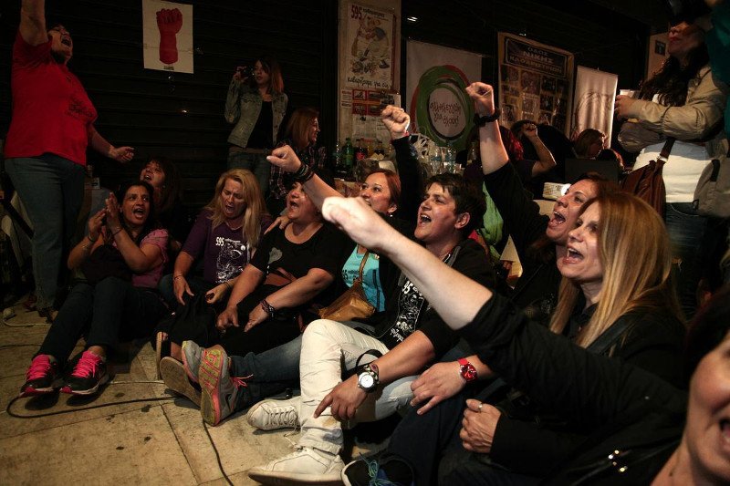 Καθαρίστριες ΥΠΟΙΚ: Παρέλαση υπουργών και ολονύχτιο γλέντι με ποτά, χορούς, τραγούδια καταμεσής του δρόμου [εικόνες] | iefimerida.gr 13