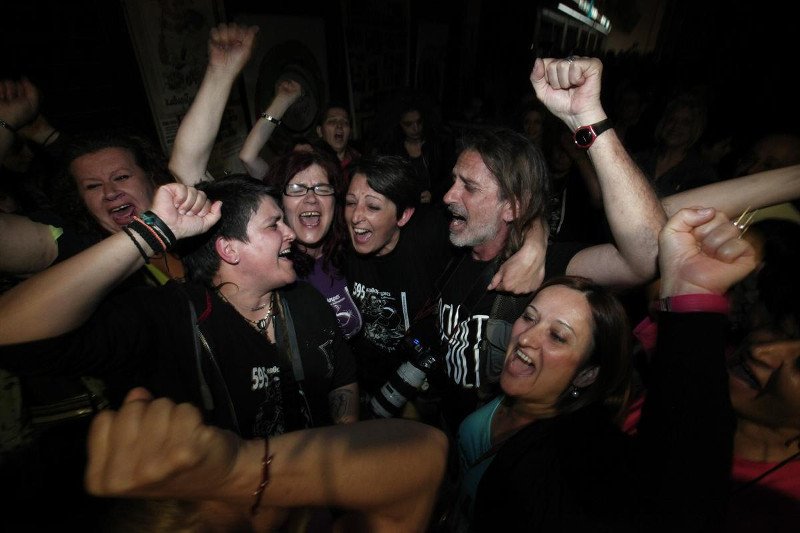 Καθαρίστριες ΥΠΟΙΚ: Παρέλαση υπουργών και ολονύχτιο γλέντι με ποτά, χορούς, τραγούδια καταμεσής του δρόμου [εικόνες] | iefimerida.gr 1