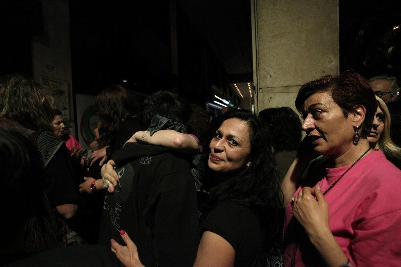 Καθαρίστριες ΥΠΟΙΚ: Παρέλαση υπουργών και ολονύχτιο γλέντι με ποτά, χορούς, τραγούδια καταμεσής του δρόμου [εικόνες] | iefimerida.gr 2