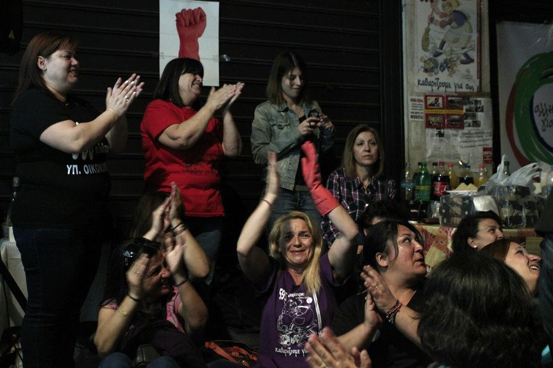 Καθαρίστριες ΥΠΟΙΚ: Παρέλαση υπουργών και ολονύχτιο γλέντι με ποτά, χορούς, τραγούδια καταμεσής του δρόμου [εικόνες] | iefimerida.gr 3