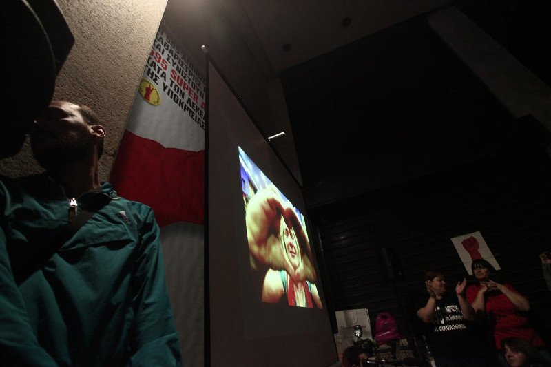 Καθαρίστριες ΥΠΟΙΚ: Παρέλαση υπουργών και ολονύχτιο γλέντι με ποτά, χορούς, τραγούδια καταμεσής του δρόμου [εικόνες] | iefimerida.gr 4