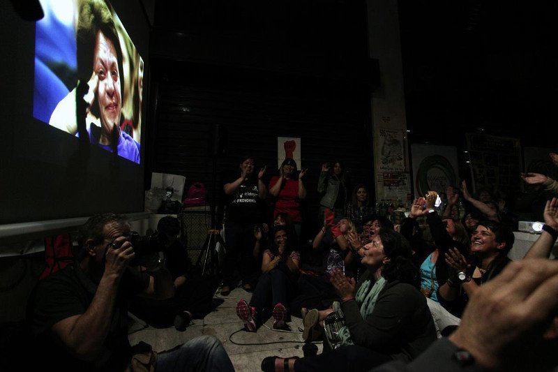 Καθαρίστριες ΥΠΟΙΚ: Παρέλαση υπουργών και ολονύχτιο γλέντι με ποτά, χορούς, τραγούδια καταμεσής του δρόμου [εικόνες] | iefimerida.gr 5