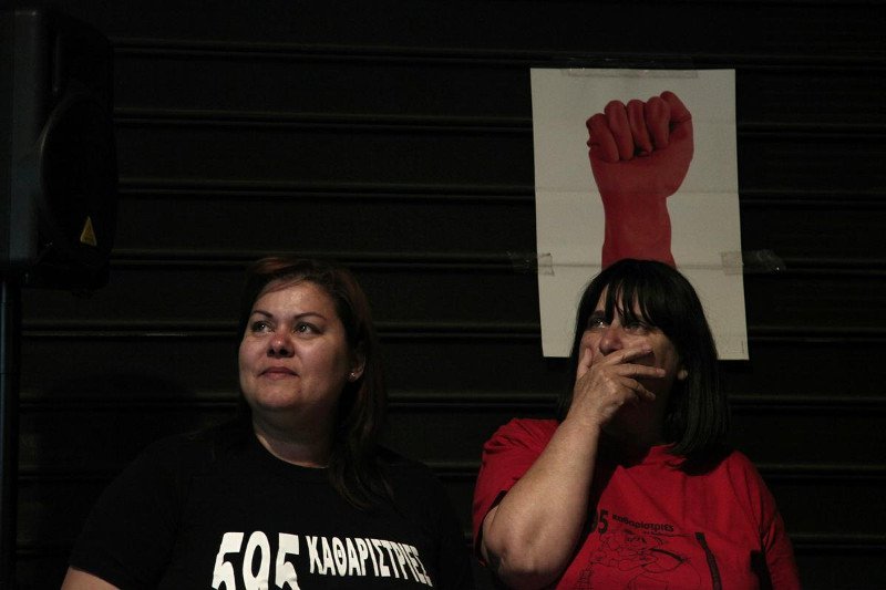 Καθαρίστριες ΥΠΟΙΚ: Παρέλαση υπουργών και ολονύχτιο γλέντι με ποτά, χορούς, τραγούδια καταμεσής του δρόμου [εικόνες] | iefimerida.gr 8