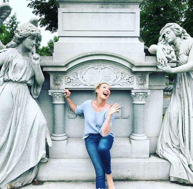 Η Κάθριν Χέινγκλ ξάφνιασε αρνητικά -Οι ασεβείς selfies της στον τάφο του αδελφού της [εικόνες] | iefimerida.gr 1